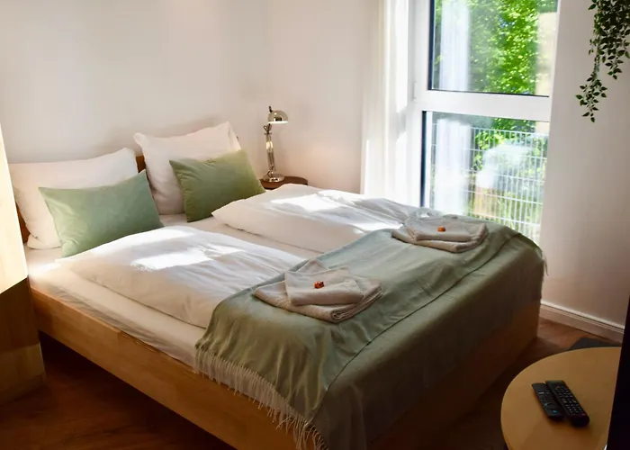 Stilvolle Wohnung Mit Balkon & Parkplatz